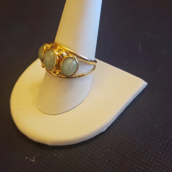 14kt GOLD 3 stone Jade Ring ..So Pretty - Picture 4 of 8